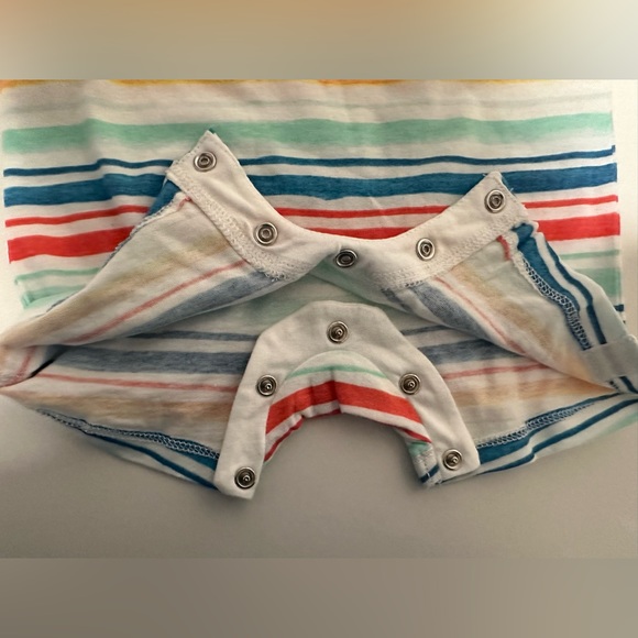 NWT and DEFECT Burt’s Bees Baby 0-3M Watercolor Rainbow Stripe Romper - Picture 8 of 8